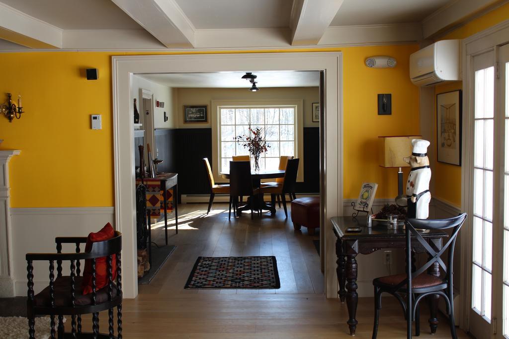 King Hill Inn & Kitchen New London Bagian luar foto