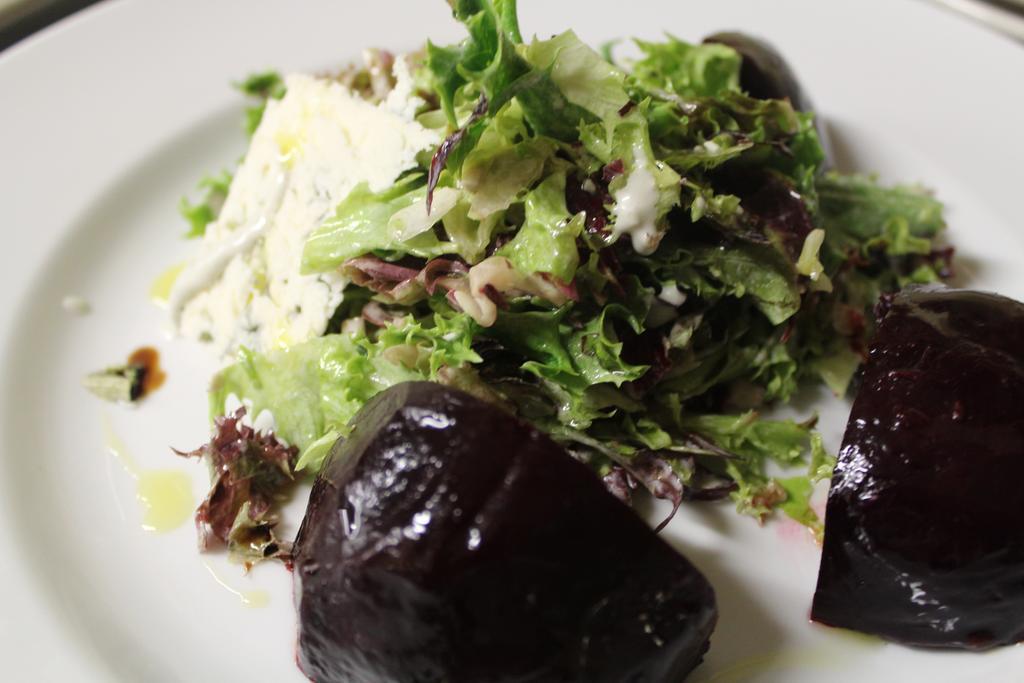 King Hill Inn & Kitchen New London Bagian luar foto