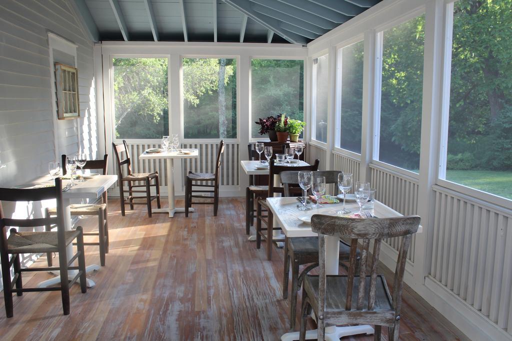 King Hill Inn & Kitchen New London Bagian luar foto
