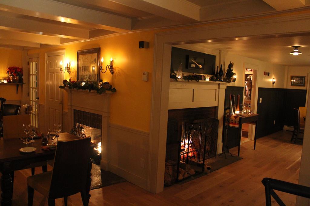 King Hill Inn & Kitchen New London Bagian luar foto