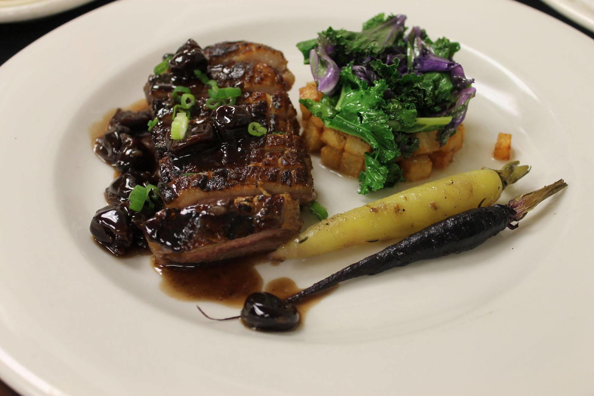 King Hill Inn & Kitchen New London Bagian luar foto