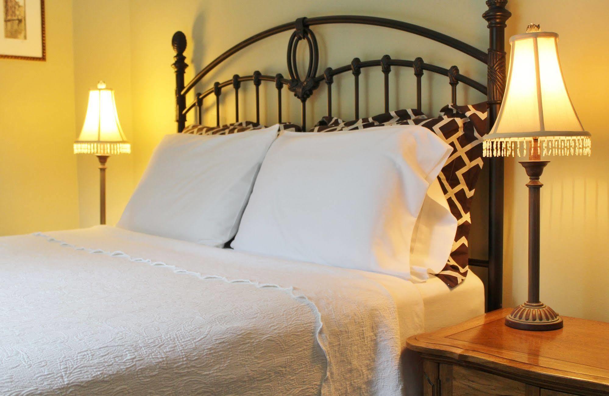 King Hill Inn & Kitchen New London Bagian luar foto