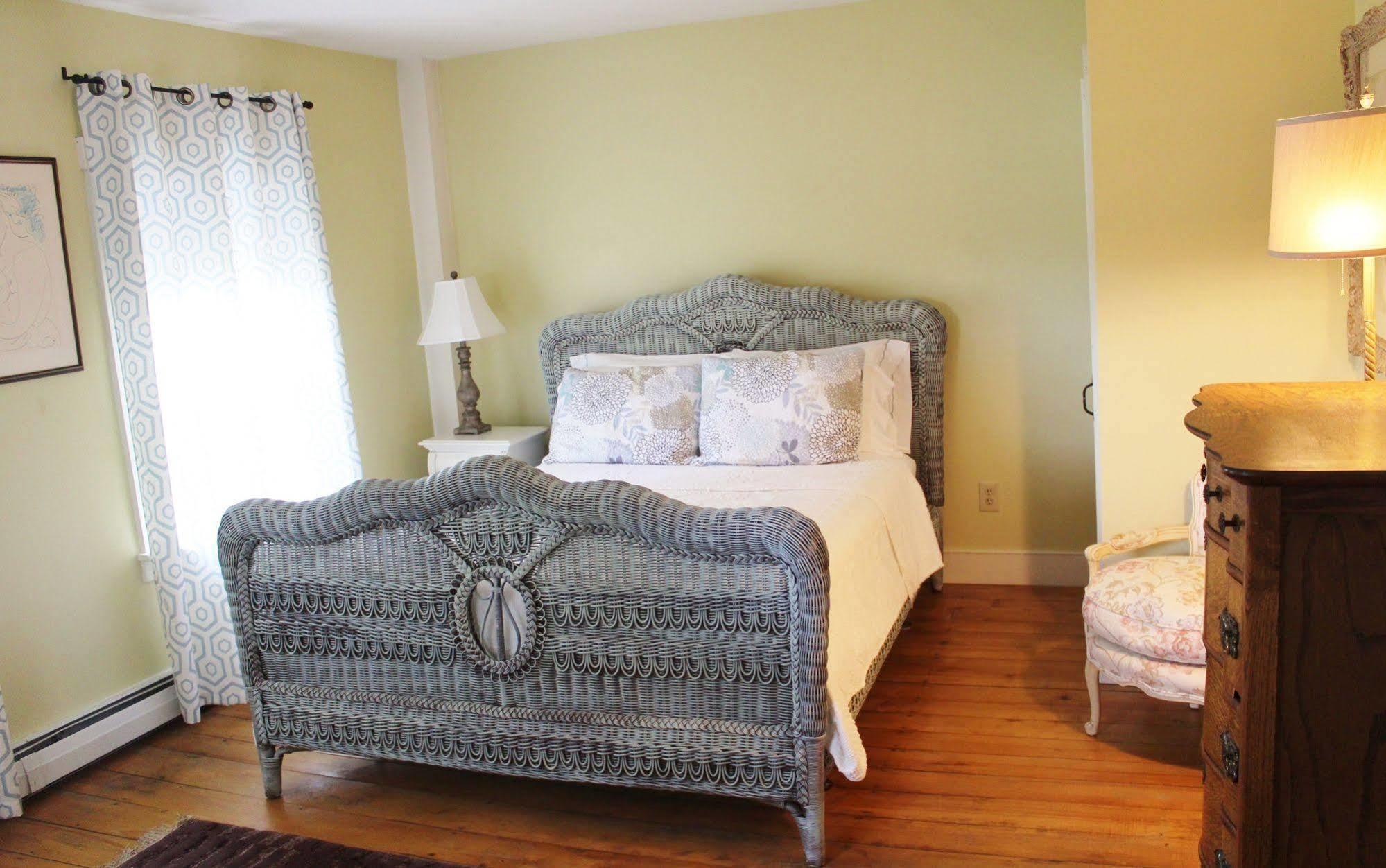 King Hill Inn & Kitchen New London Bagian luar foto